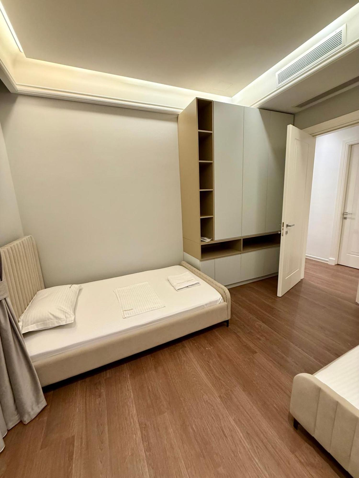 Queen's Luxury Delijorgji * Tirana