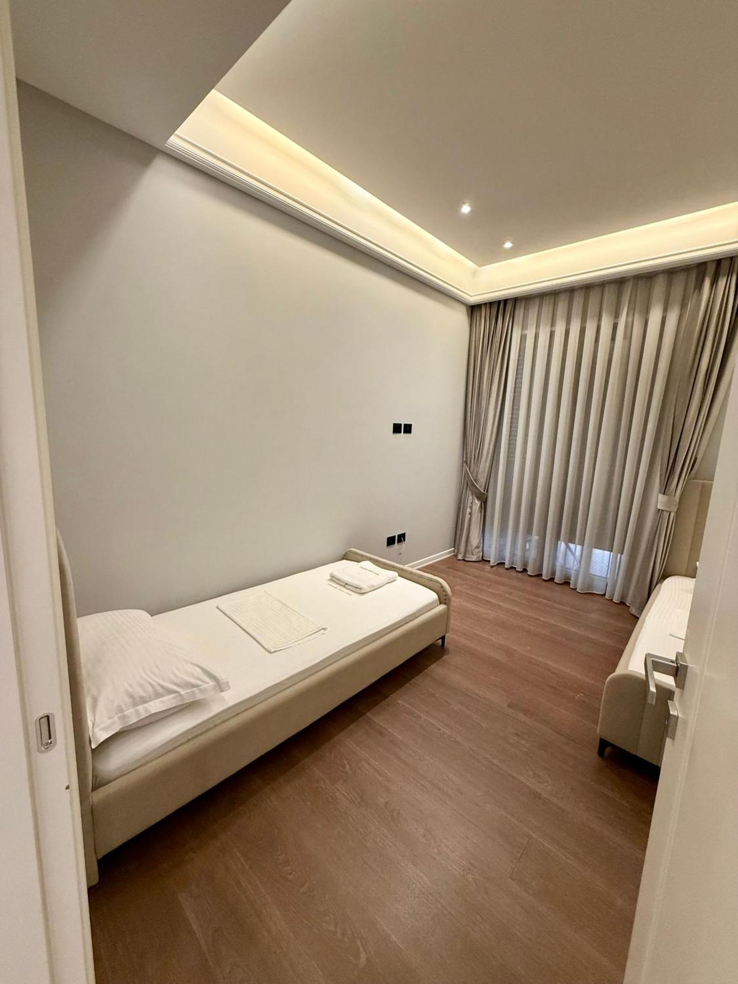 Queen's Luxury Delijorgji * Tirana
